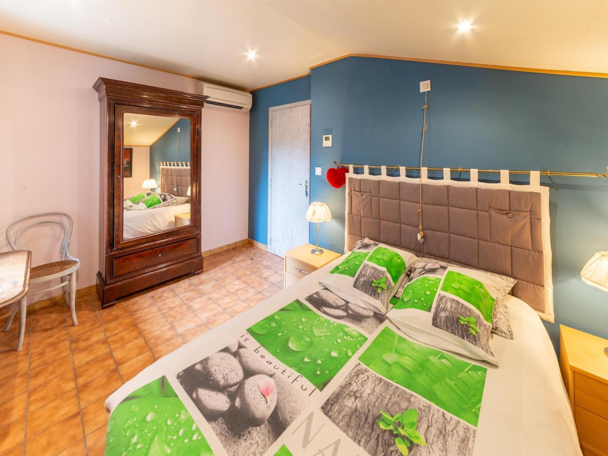 Holiday Home With Bubble Bath Florenville Bagian luar foto