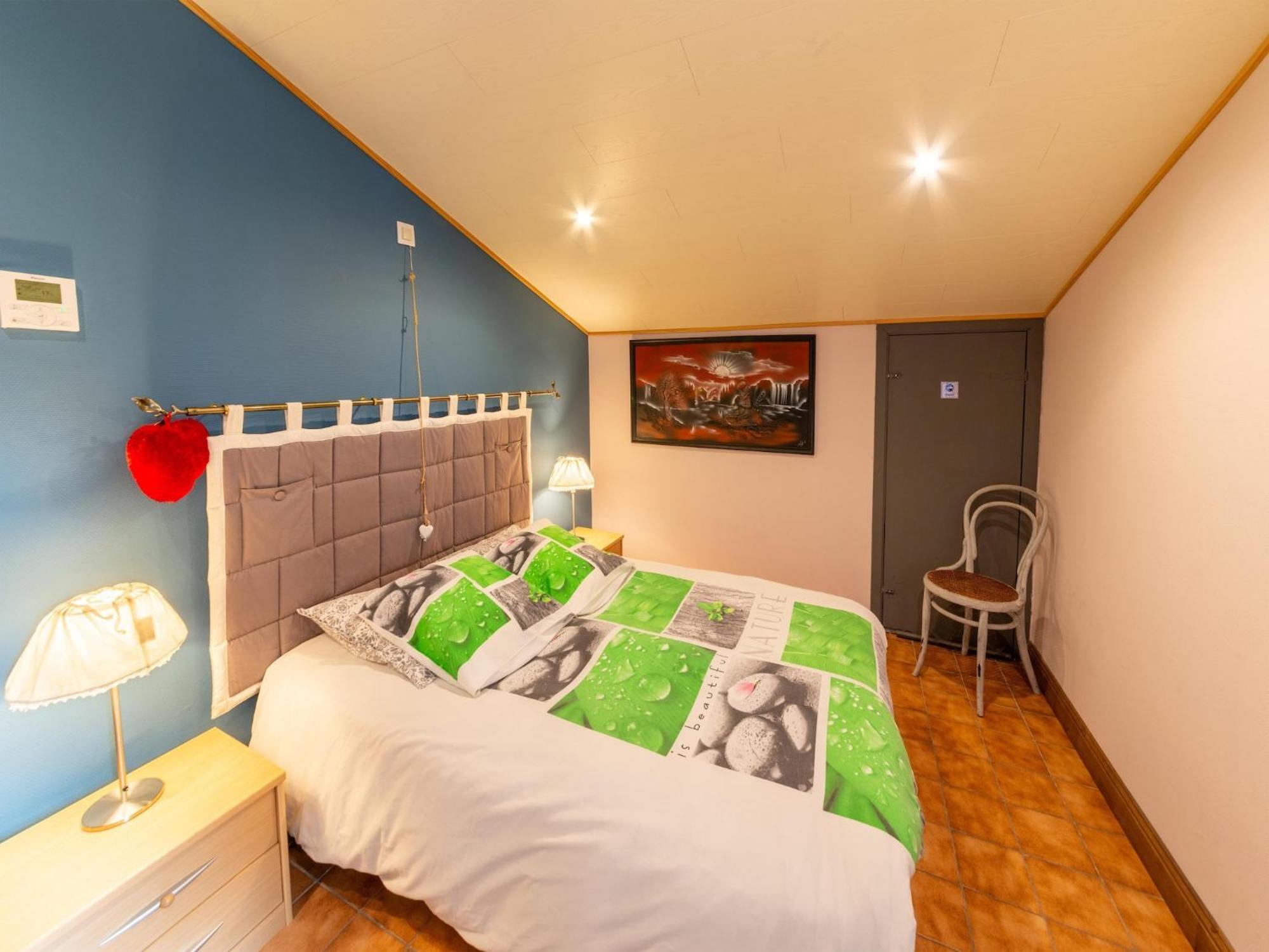 Holiday Home With Bubble Bath Florenville Bagian luar foto